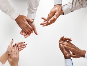 Des mains applaudissant