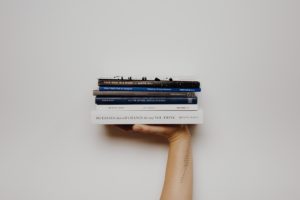Une main tenant des livres